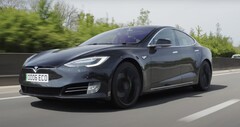 La Tesla Model S P90D, con oltre 430.000 chilometri di batteria originale, funziona ancora perfettamente, a parte un po&#039; di usura degli interni. (Fonte: AutoTrader via YouTube)