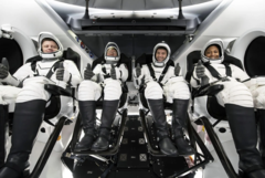 Da destra a sinistra, gli astronauti della NASA Jeanette Epps, specialista di missione; Matthew Dominick, comandante; Michael Barratt, pilota; e il cosmonauta di Roscosmos Alexander Grebenkin, specialista di missione. (Fonte immagine: SpaceX)