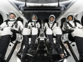 Da destra a sinistra, gli astronauti della NASA Jeanette Epps, specialista di missione; Matthew Dominick, comandante; Michael Barratt, pilota; e il cosmonauta di Roscosmos Alexander Grebenkin, specialista di missione. (Fonte immagine: SpaceX)