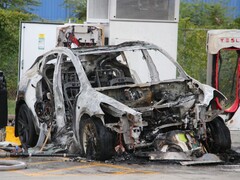 Tesla ridotta in cenere presso la stazione di ricarica (Fonte immagine: Dustin Weese e Jacquie Hower)