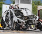 Tesla ridotta in cenere presso la stazione di ricarica (Fonte immagine: Dustin Weese e Jacquie Hower)