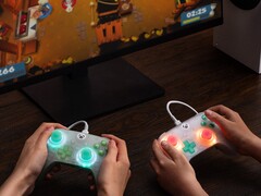 L&#039;8bitdo Ultimate Mini Wired Controller è adatto alle mani più piccole. (Fonte: 8bitdo)