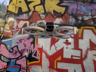 Pixel 7 Pro: DJI Flip di fronte al muro dei graffiti di Mauerpark