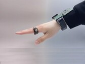 Un'immagine di picoRing e del braccialetto che lo accompagna (credito immagine: i ricercatori; modificato)