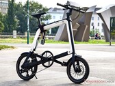 L'e-bike pieghevole e leggera Ossby Geo offre un aspetto elegante e funzioni utili in città, ma purtroppo il suo telaio in materiale composito si è rotto dopo poche ore di utilizzo effettivo. (Fonte: Alexander Fagot, Notebookcheck)