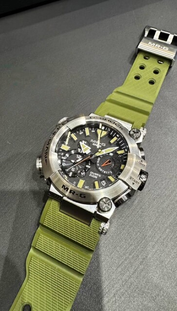 Il cinturino in gomma verde oliva, insieme alle lancette e agli indici beige chiaro (Fonte immagine: Great G-Shock World)