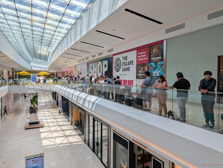 Lunga fila durante l'inaugurazione. I visitatori hanno avuto la possibilità di vincere premi come un laptop Blade 16, una CPU desktop Core i9, GeForce RTX 4070 Super e altri accessori durante la giornata