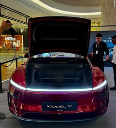 Nuova Tesla Model Y nel colore Ultra Red (Fonte: DaltyBrewer/X)