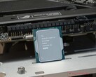 L'Intel Core i9-14900K perde fino al 23% delle sue prestazioni multicore dopo un aggiornamento del BIOS destinato a risolvere il problema del degrado della CPU. (Fonte: Sebastian Bade / Notebookcheck)