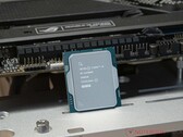 L'Intel Core i9-14900K perde fino al 23% delle sue prestazioni multicore dopo un aggiornamento del BIOS destinato a risolvere il problema del degrado della CPU. (Fonte: Sebastian Bade / Notebookcheck)