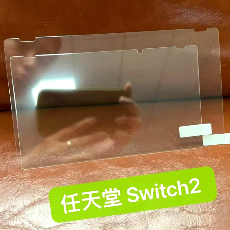 Il presunto vetro temperato di Nintendo Switch 2 a confronto con il vetro protettivo della console portatile di prima generazione (Fonte: 1688/Alibaba)