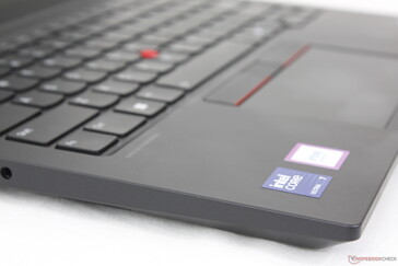 Familiare design ThinkPad nero con superfici lisce