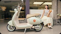 Lo scooter Q50 con batteria agli ioni di sodio può caricarsi all&#039;80% in 15 minuti (fonte: Yadea)