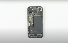 la serie iPhone 16 Pro sarà caratterizzata da batterie più grandi su tutta la linea. (Fonte immagine: iFixit via YouTube)