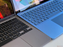 MacBook Air 13 M3 (sinistra) vs. Surface Laptop 13 (destra)