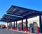 Il sistema di ricarica EV off-grid di Trinity Structures comprende pannelli solari, batterie di accumulo e stazioni di ricarica. (Fonte: Trinity Structures)