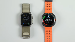 Il Apple Watch Ultra (a sinistra) con il Galaxy Watch Ultra. (Fonte: iFixit)