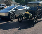 Il Cybertruck accanto a una Ford Model T (Fonte: COO/FB)