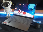 Recensione del computer portatile Lenovo Yoga Slim 6 14: Premiere per la Radeon 740M