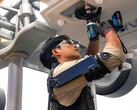 Hyundai Motor e Kia presentano in anteprima il robot indossabile X-ble Shoulder per aiutare gli operai industriali durante i lavori sopraelevati. (Fonte: Hyundai)