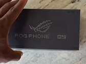 Una scatola di vendita al dettaglio di ROG Phone 9 in libertà. (Fonte: K-Tai Watch Impress Japan)