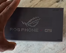 Una scatola di vendita al dettaglio di ROG Phone 9 in libertà. (Fonte: K-Tai Watch Impress Japan)