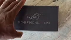 Una scatola di vendita al dettaglio di ROG Phone 9 in libertà. (Fonte: K-Tai Watch Impress Japan)