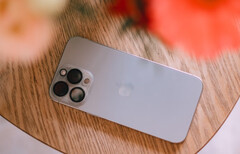 L&#039;iPhone 15 Pro potrebbe risultare leggermente più lento in alcune attività dopo l&#039;aggiornamento a iOS 18. (Fonte: Swello - Unsplash)