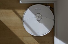 Il Roborock S8 Max V Ultra è dotato di un braccio robotico che esegue i suoi ordini. (Fonte: Roborock)