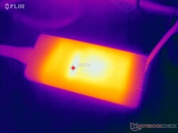 L'adattatore CA raggiunge oltre 35 C quando si utilizzano carichi impegnativi