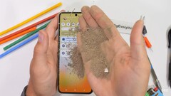 I pieghevoli di Samsung hanno sempre lottato contro lo sporco e i detriti che si impigliano nello schermo e nella cerniera. (Fonte: JerryRigEverything)