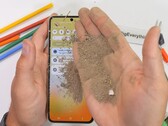 I pieghevoli di Samsung hanno sempre lottato contro lo sporco e i detriti che si impigliano nello schermo e nella cerniera. (Fonte: JerryRigEverything)