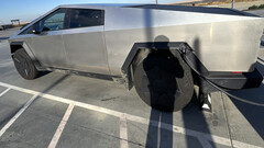 Cybertruck si rifornisce presso un Supercharger (immagine: Tyler Yust/X)