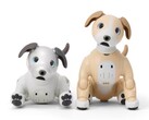 Sony rilascia il cane robotico Aibo Kinako Edition in due tonalità, marrone chiaro e bianco (a sinistra: originale bianco avorio, a destra: edizione Kinako) (Fonte immagine: Sony)