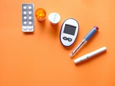 Una penna per insulina, strumenti di misurazione per diabetici e alcuni farmaci (Fonte: Towfiqu barbhuiya via Unsplash; ritagliata)