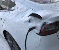 I proprietari di Tesla possono ora riscaldare solo la porta di ricarica dopo l&#039;ultimo aggiornamento (Fonte immagine: teslamotors su Reddit)