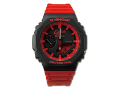 Il logo della carpa sull&#039;orologio Casio G-Shock x Hiroshima Toyo Carp collab è accompagnato da indici e accenti rossi su uno sfondo nero. (fonte: Grande Mondo G-Shock)