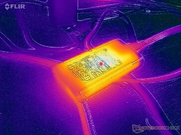 L'adattatore CA raggiunge oltre 55 C quando si utilizzano carichi impegnativi