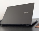 Il nuovo Asus V16 offre un buon valore per meno di 1000 dollari, ma la sua custodia interamente in plastica è un punto a sfavore