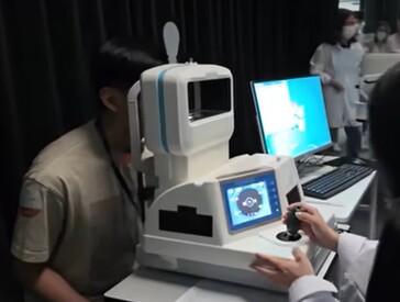 Honor ha portato i partecipanti nel suo laboratorio di ricerca e sviluppo in Cina per testare le prestazioni di AI Defocus sulla miopia transitoria. (Fonte immagine: 胜利文绉绉)