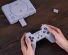 Il kit mod 8BitDo per il controller PlayStation originale aggiunge il supporto Bluetooth e una batteria ricaricabile. (Fonte: 8BitDo)