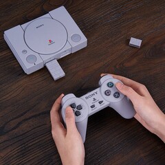 Il kit mod 8BitDo per il controller PlayStation originale aggiunge il supporto Bluetooth e una batteria ricaricabile. (Fonte: 8BitDo)