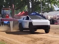 Il Cybertruck a doppio motore è emerso come campione della classe 2500 come evento di tractor pull. (Fonte immagine: Reddit)