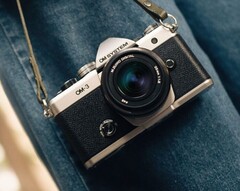 La fotocamera OM System OM-3 in argento e nero