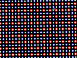 Il display OLED si basa su una matrice di sub-pixel RG/BG composta da un LED rosso, uno blu e uno verde.